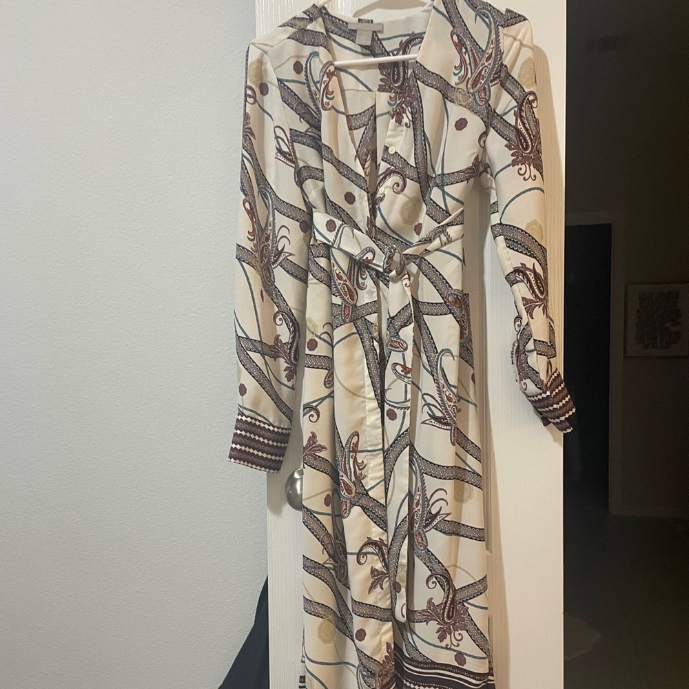 H&M beautiful blouse dress. Wrap belt helps adjust size.